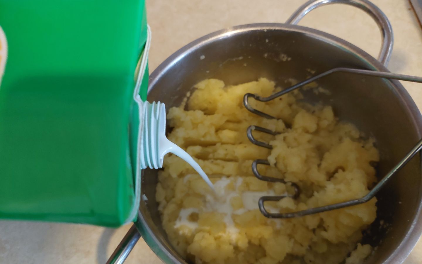 dodavanje mlijeka u pire krumpir
