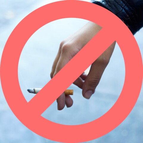 prekrižena ruka s cigaretom