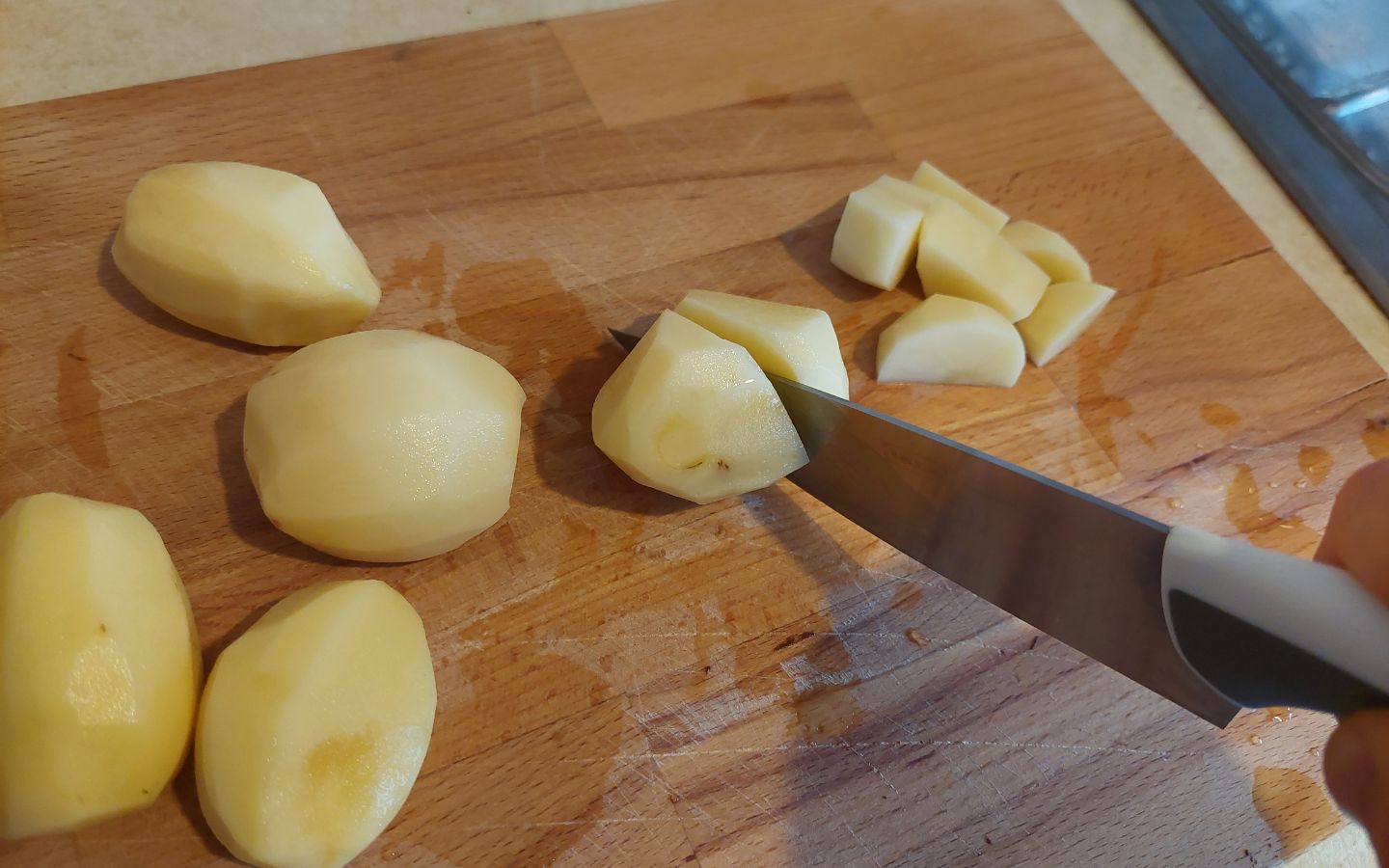 rezanje krumpira nožem na dasci za rezanje