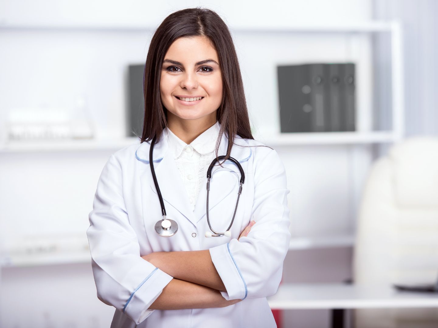 Obrati se liječniku Doktorica pokušava pomoći oko vode u uhu