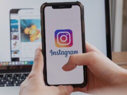 Kako poboljšati kvalitetu slika na Instagram objavi Žena u ruci drži mobitel na kojem je upaljen Instagram na kojem je poboljšana kvaliteta slika koja se objavljuje