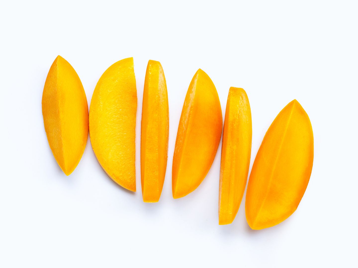Mango narezan na trake i oguljene kore spreman za konzumaciju