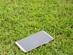 mobitel na zelenoj travi