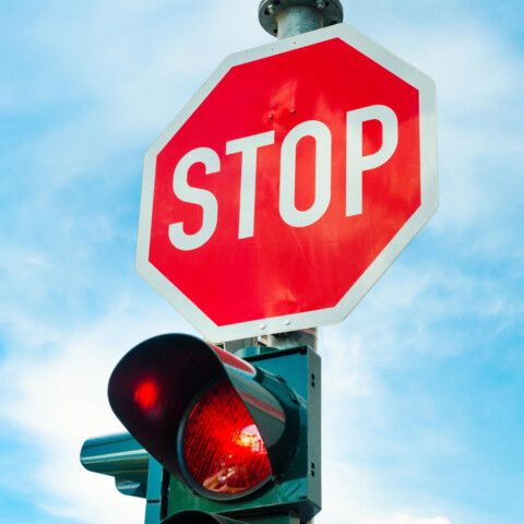 stop znak i semafor
