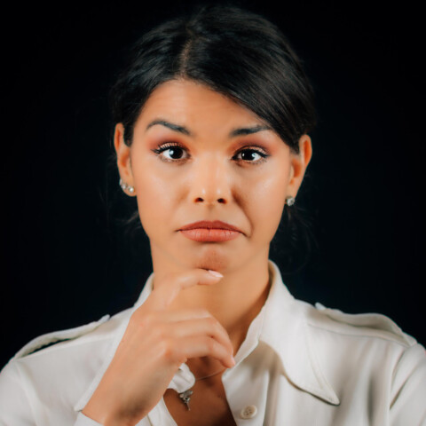 žena pokazuje sumnju