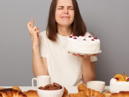 žena zaželjava nešto i drži fige