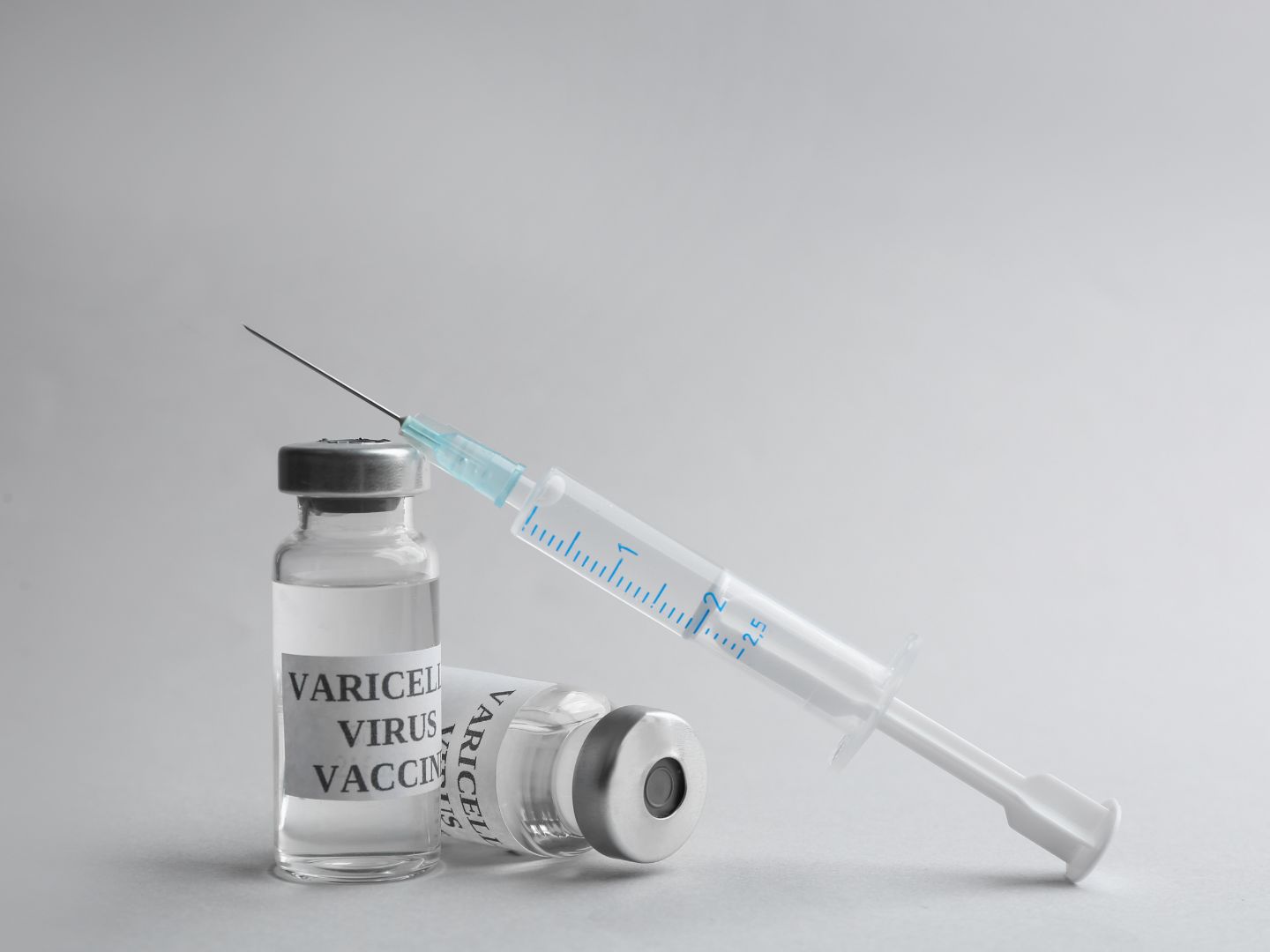 Doza cjepiva protiv vodenih kozica s naslonjenom iglom na cjepivo