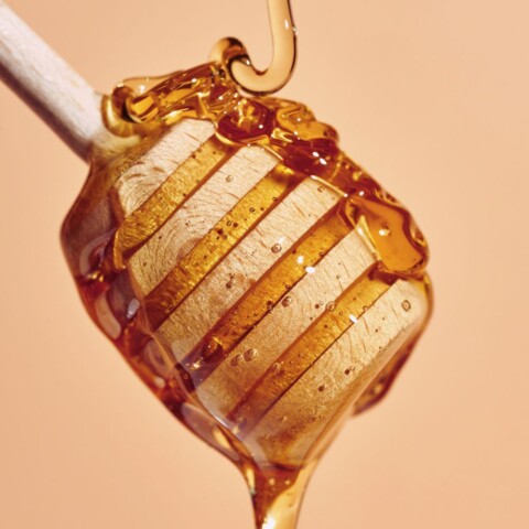 Drvena žlica s koje kaplje kvalitetan med