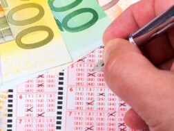 osoba popunjava listić za lutriju
