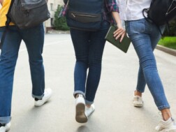 Kako izračunati bodove za srednju školu Prijatelji idu zajedno u srednju školu koju su uspješno upisali nakon što su zbrojili ocjene za upis u srednju školu