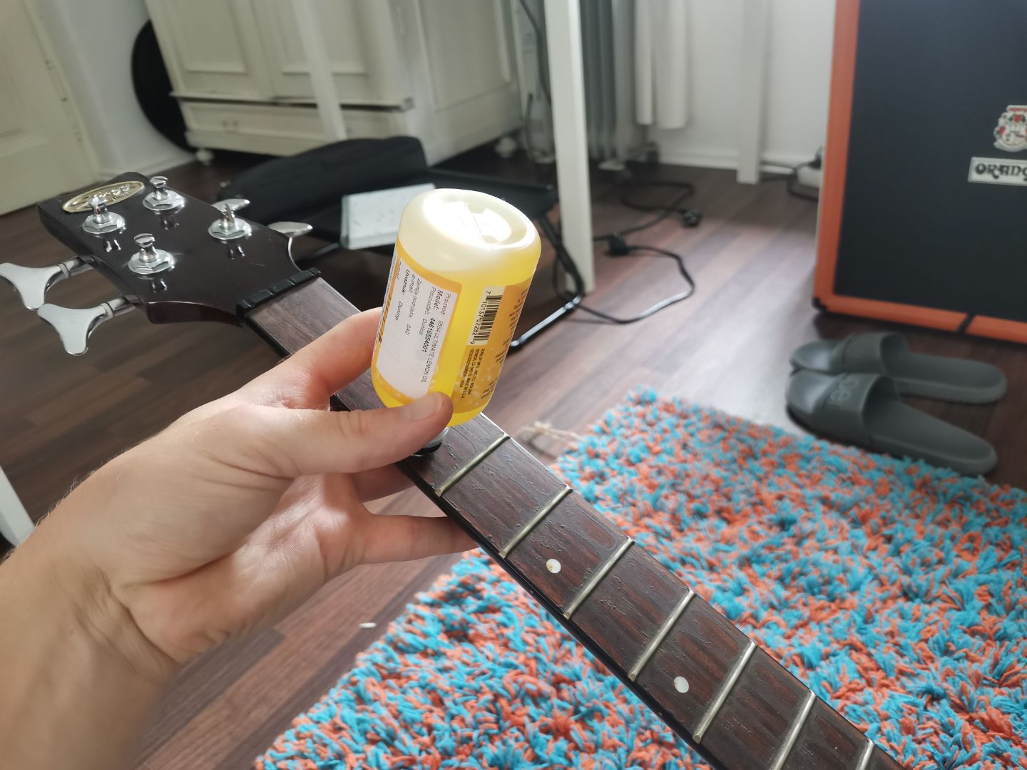 Nanošenje sredstva za čišćenje i zaštitu vrata gitare na vrat gakustične bas gitare Nanošenje sredstva za čišćenje i održavanje vrata gitare na vrat akustičnog basa bez žica