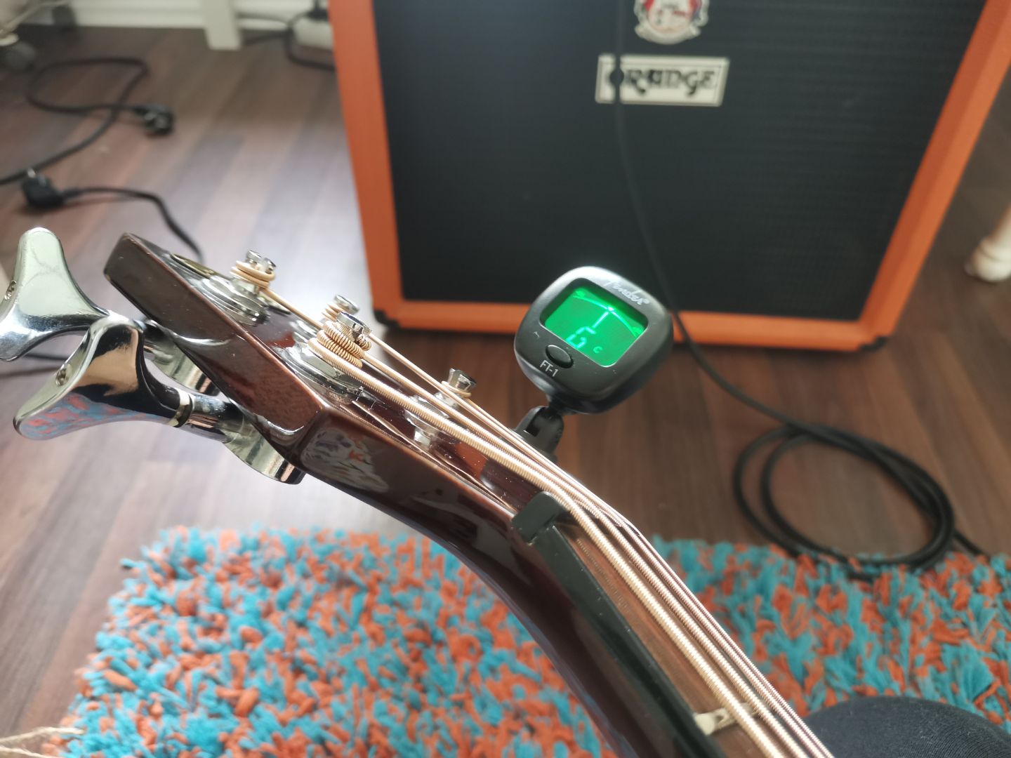 Štimanje novih žica na akustičnoj bas gitari pomoću clip-on štimera
