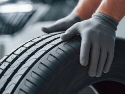 čovjek drži gumu za auto