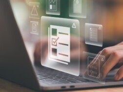 Kako do eDozvole Muškarac je na svojem laptopu uspješno dobio svoju eDozvolu