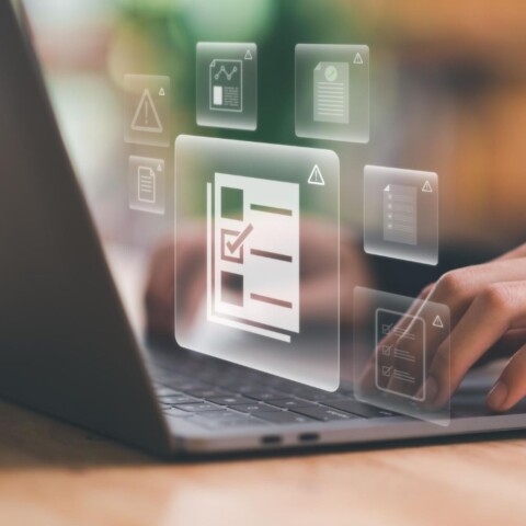 Kako do eDozvole Muškarac je na svojem laptopu uspješno dobio svoju eDozvolu