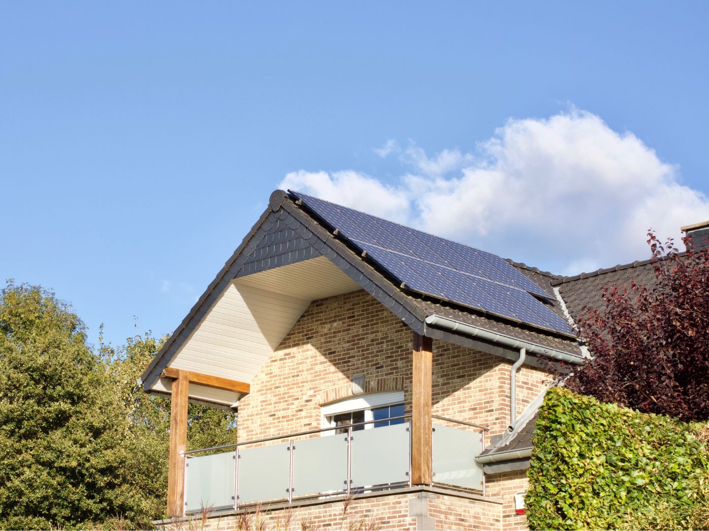 Razmisli o alternativnim načinima grijanja Na kući postavljeni solarni paneli koji će pomoći kod smanjenja računa za grijanje