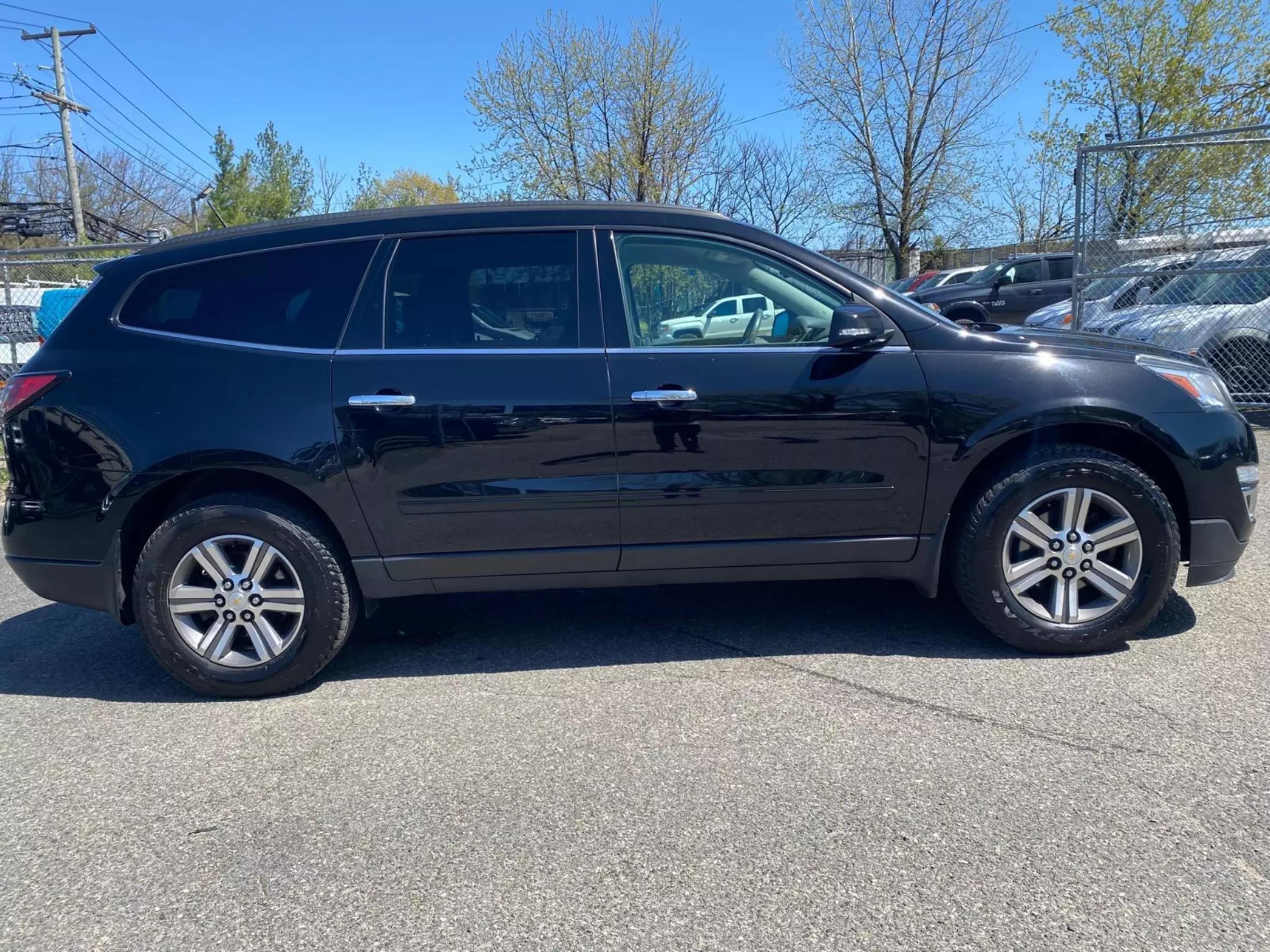 Used 2017 Chevrolet Traverse 2LT with VIN 1GNKVHKD1HJ185679 for sale in Garfield, NJ