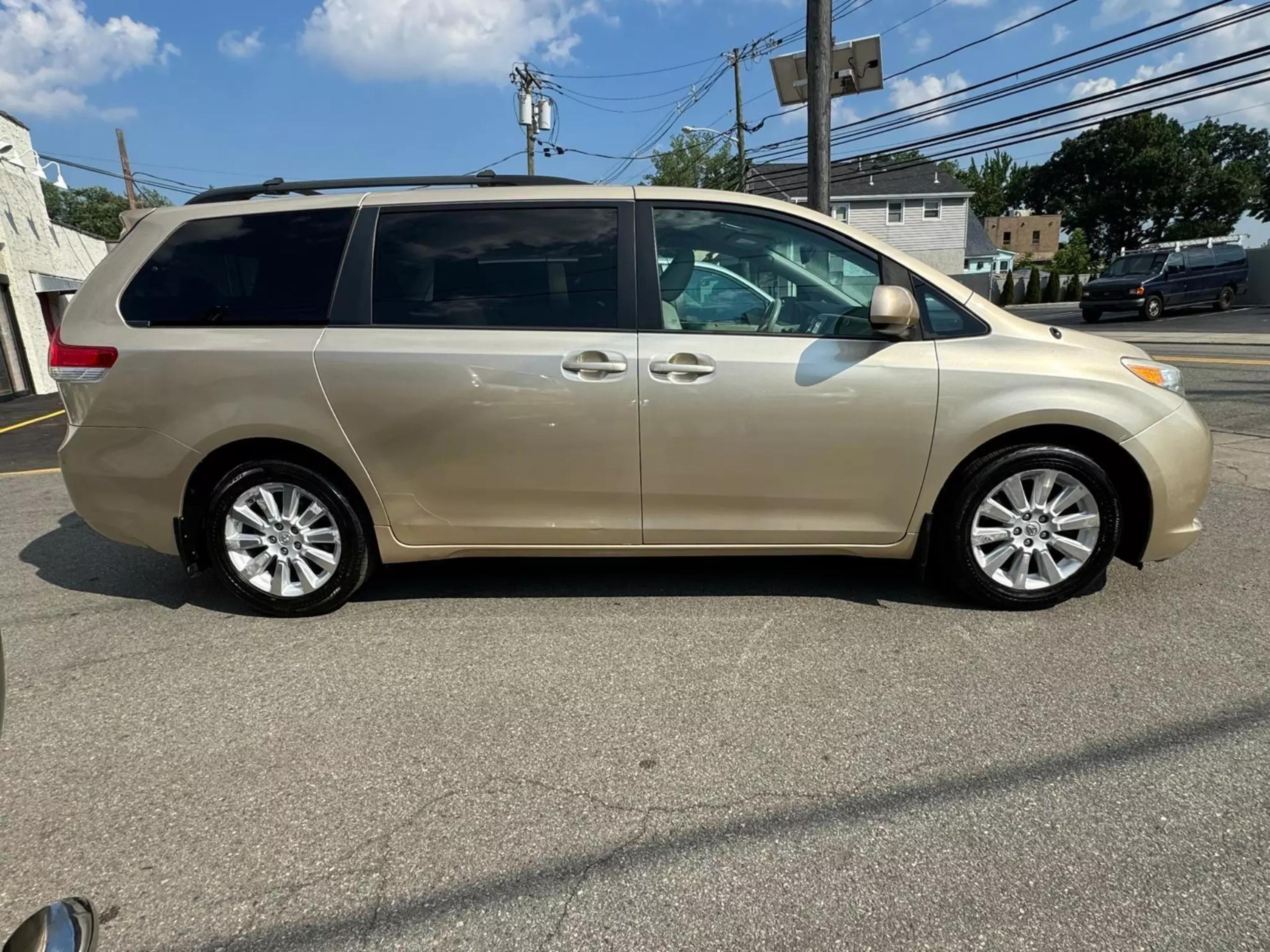 Used 2013 Toyota Sienna LE with VIN 5TDJK3DC2DS071305 for sale in Garfield, NJ