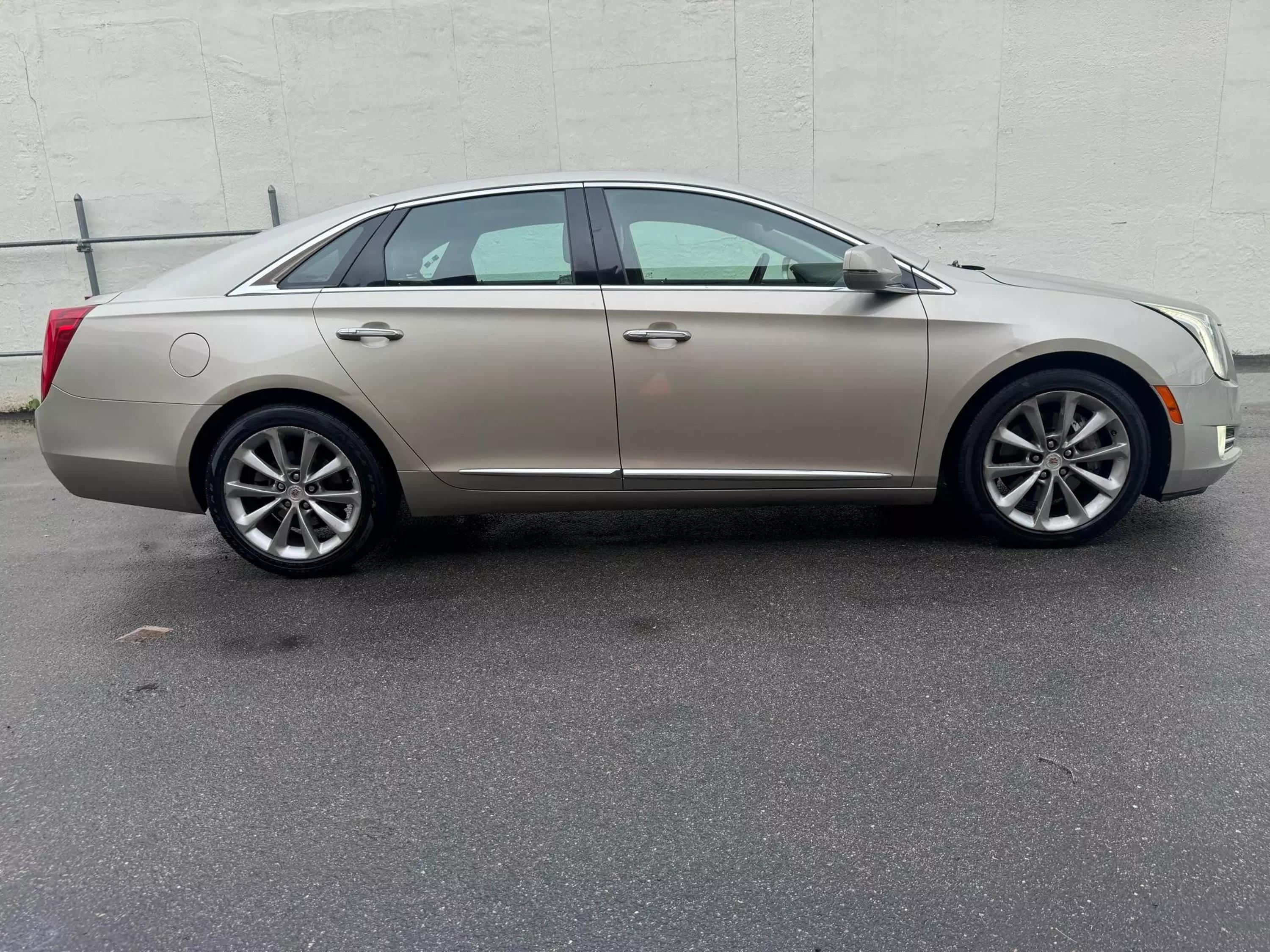 Used 2013 Cadillac XTS Luxury Collection with VIN 2G61R5S34D9152795 for sale in Garfield, NJ