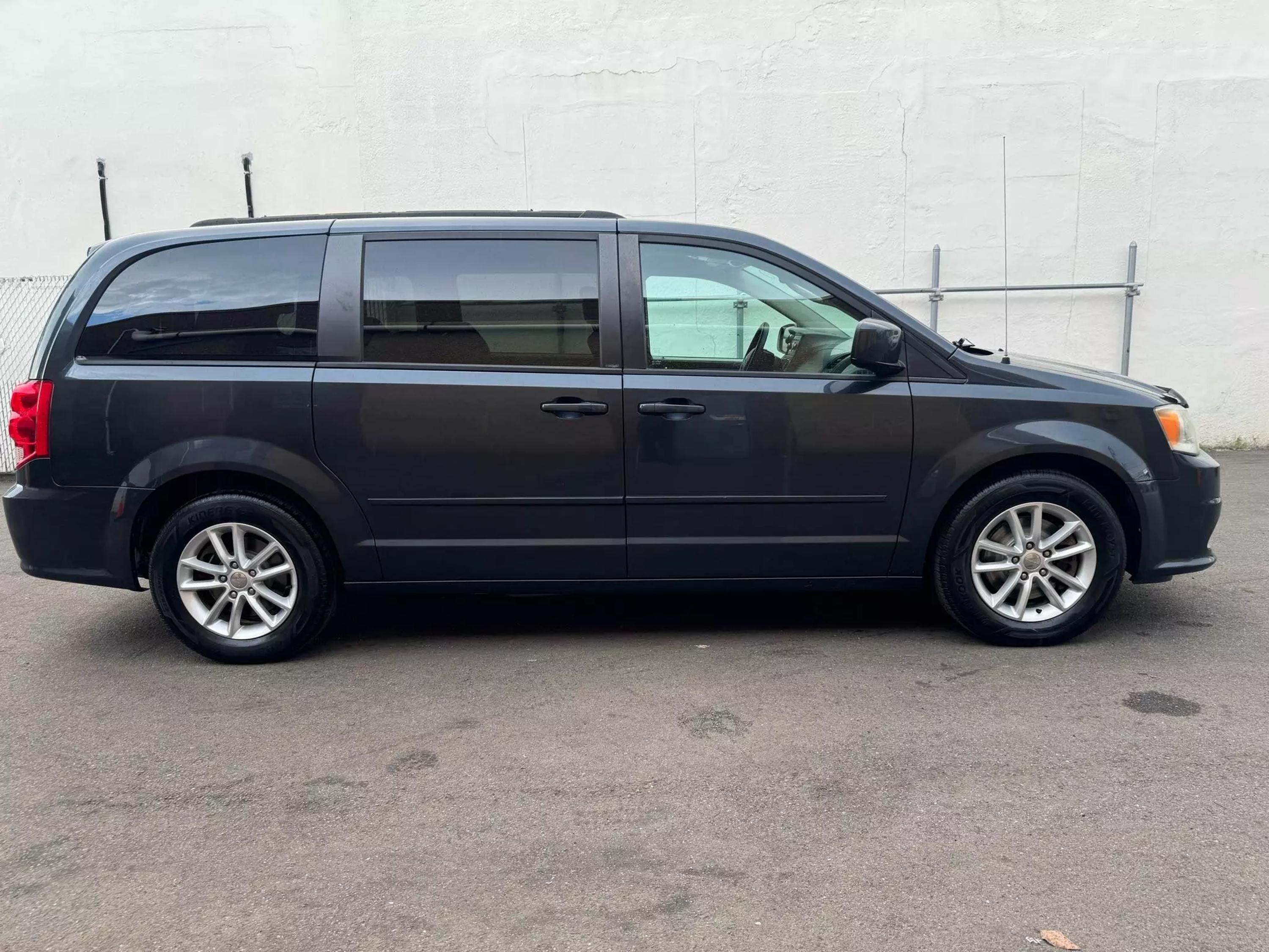 Used 2014 Dodge Grand Caravan SXT with VIN 2C4RDGCG1ER252706 for sale in Garfield, NJ