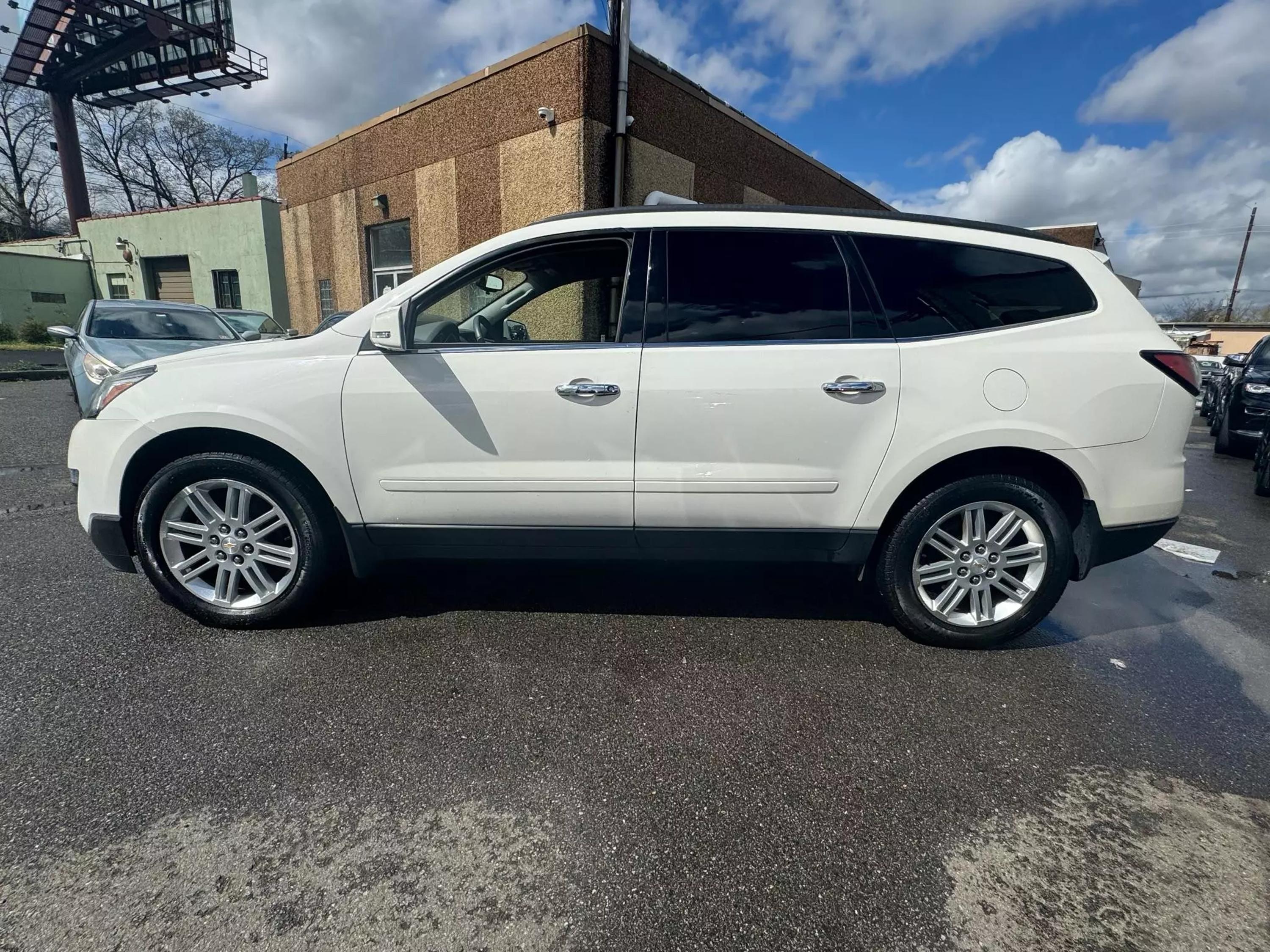 Used 2015 Chevrolet Traverse 1LT with VIN 1GNKRGKD8FJ308731 for sale in Garfield, NJ