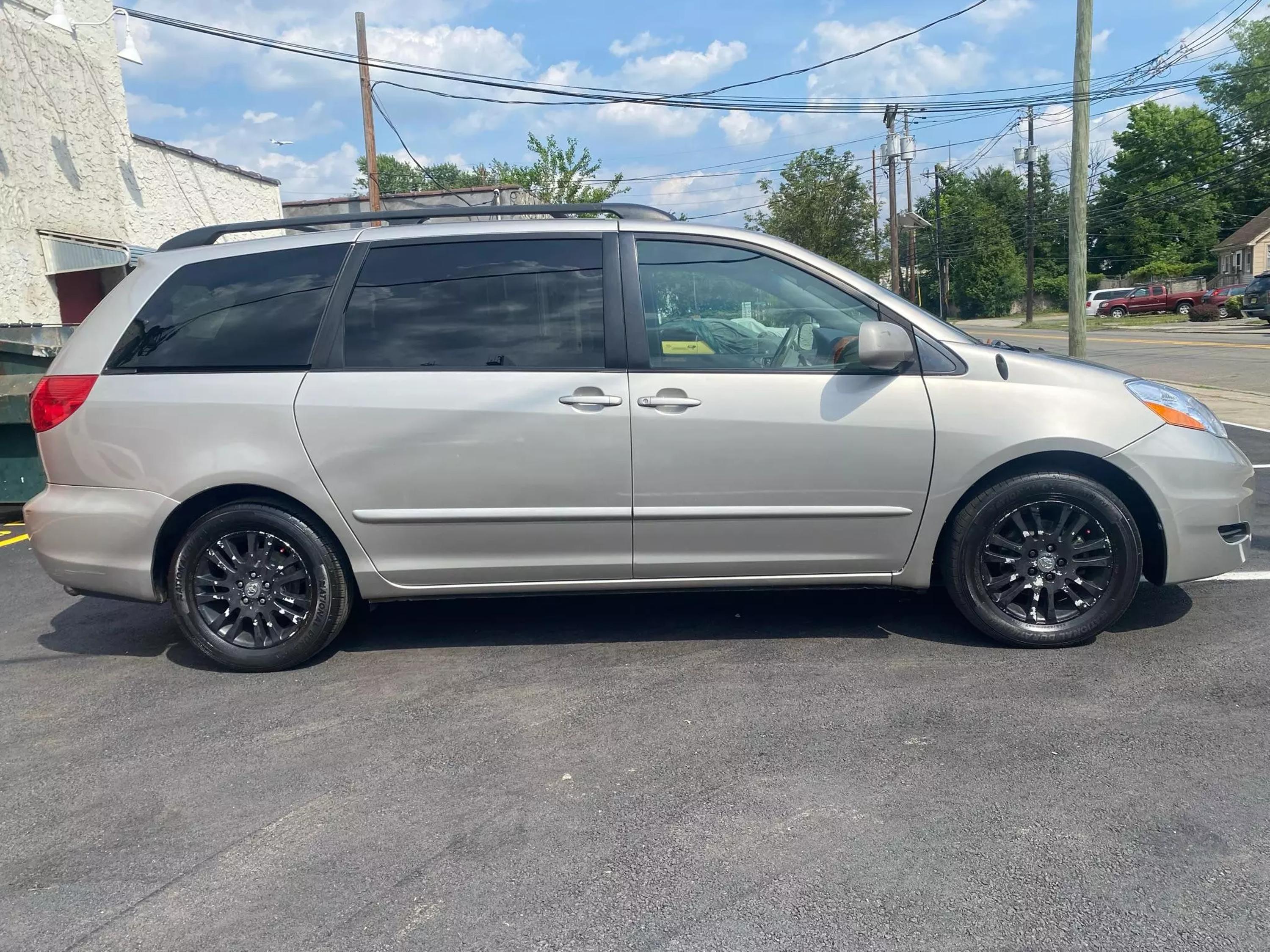 Used 2008 Toyota Sienna XLE with VIN 5TDZK22CX8S165986 for sale in Garfield, NJ