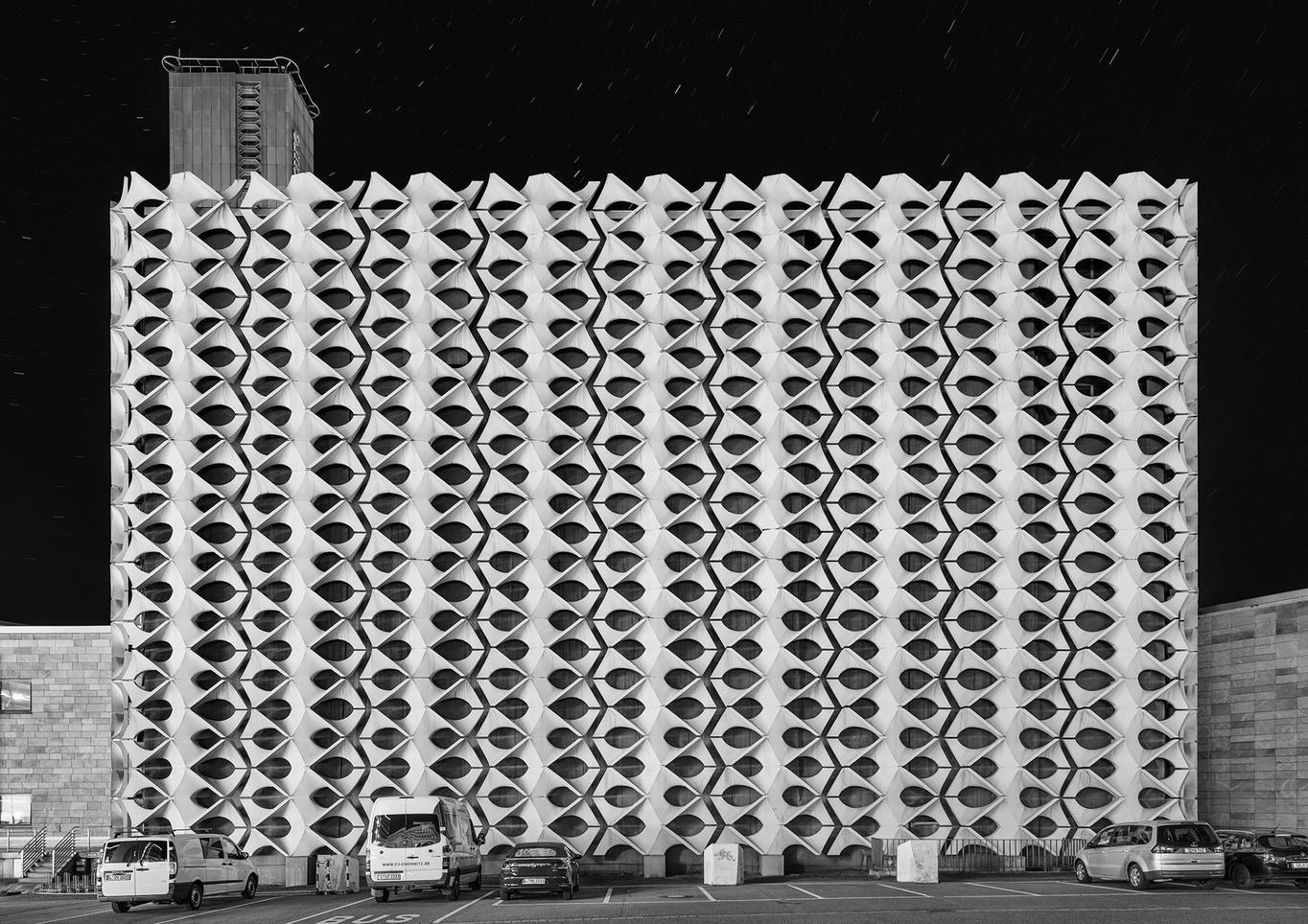 Encounter at the exhibition Eli Singalovski: Formal Solutions (Hebrew)