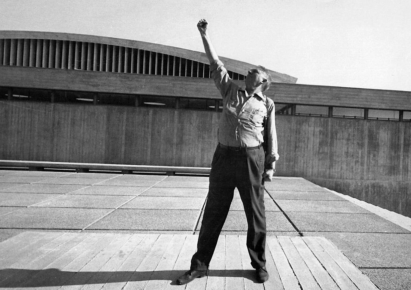 אריה שרון בחזית אודיטוריום צ׳רצ׳יל, הטכניון, חיפה, 1958