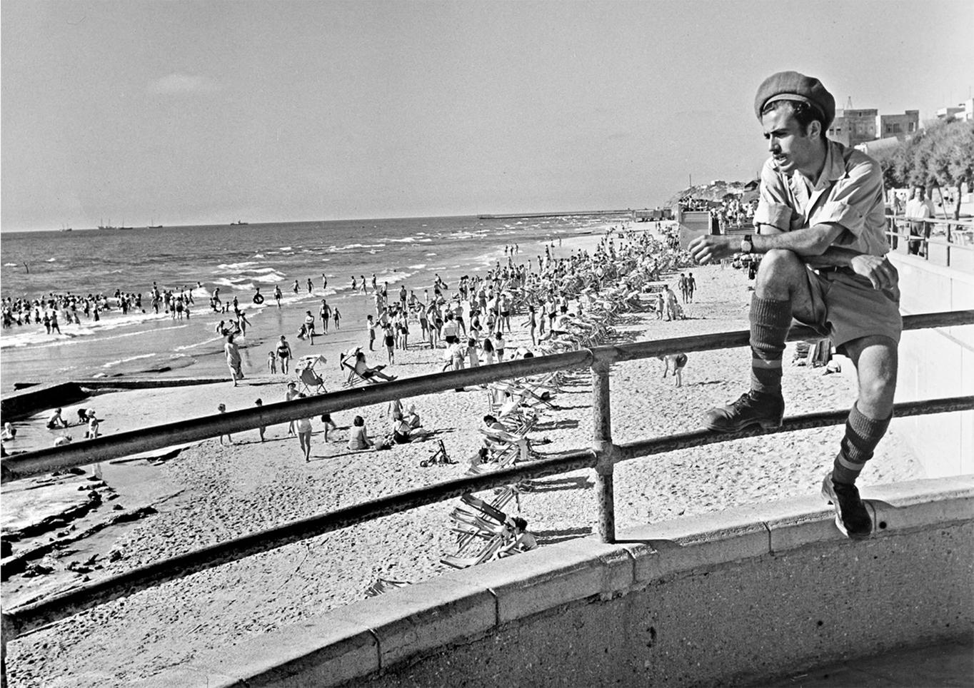Robert Capa, The Promenade, Tel Aviv Beach, 1948
