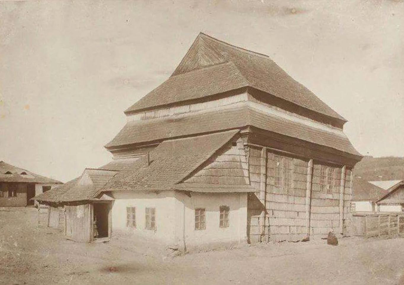 אלואיז ברייר (1885, ווסלאו, אוסטריה – 1948, באדן, ביי וין), בית הכנסת בהבִיזדֶץ (גְבוֹז'דז'יץ) 
מראה מכיוון דרום-מזרח, הדפס אלבומן, 35.5X50‏ ס"מ