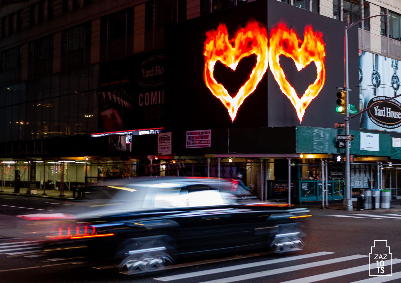 דרך מרפסת — הקרנות וידאו מול בתי העיר, והפעם בניו יורק!