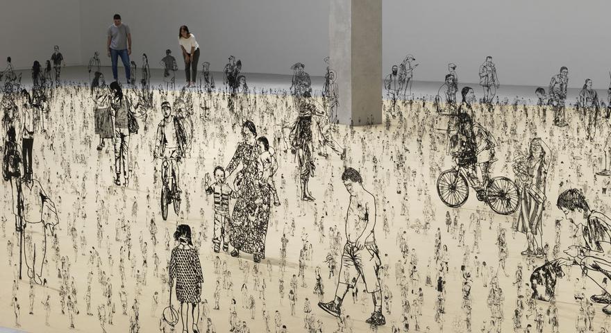 בשנות נדודי לתערוכות בכל מיני מקומות ידועים וחלקם ממש ממש לא מוכרים, עלה לי הרעיון להתחיל את המיצב הזה. הדבר הראשון שעשיתי, זה יצאתי עם מצלמה. אף אחד לא ידע שאני מצלם אותו. הייתה לי מצלמה עם מסך נפתח, ברגע שידעתי שהם נמצאים בתוך הפריים של המצלמה, הפניתי את ראשי הצידה ולחצתי, ככה קיבלתי מבע הכי טבעי שיכול להיות.  כשהיה לי את הרישום, עשינו סריקה למחשב, בדקו שכל הקווים שעשיתי ברישום מחוברים אחד לשני, אחרת הפסל לא יחזיק.  את כולם עשיתי בארץ, במעגן מיכאל. עושים לזה נגטיב ואת הנגטיב מדפיסים על פלטה מאוד מאוד דקה ומכניסים את זה לחומצה והחומצה בעצם ממיסה את כל מה שמסביב לקווים, משאירה רק את הקווים של הצילום, שזה בעצם הרישום המקורי שלי.  התהליך של הרישום שנעשה לדמויות הקטנות שונה לגמרי מהעשייה  של הדמויות הגדולות. את הדמויות הגדולות אנחנו חותכים אותן ביד, לא רק שזה שומר על התכונות של הרישום, אלא יש אפילו את הרעד של היד.   אחת הדמויות זו דמות של טבחית במלון שכל בוקר הייתה מציצה ומסתכלת על הסועדים במבט כזה אוהב. הצלחתי לצלם אותה ברגע שהיא לא ראתה וכל כך נשבתי במבט שלה שרשמתי אפילו את הסינר שלה עם אלפי פרטים רק כדי להישאר ברגע הזה, ברגע הזיכרון הזה גם.  את רובם אני זוכר מאיפה הם היו ומאיזה מדינה הם היו וחלק גדול מהם אפילו איפה בדיוק ראיתי אותם, וזה דבר שהפתיע אותי. עכשיו אנחנו כל יום הולכים, מסתובבים ברחובות, אנחנו מגיעים הביתה, אנחנו לא זוכרים אף אחד. ויש פה איזשהו ממד של שקיפות. עצם זה שאני עושה אותם בקווים, ומעבר לקו עוד דמות. אין ספק שברגע שאני נכנס לדמות, מנסה להבין אותה זה שילוב של מה שראיתי באותו זמן ומה שאני מדמיין לעצמי חודש או חודשיים אחרי.  זה מפגש שאני יכול להגיד שהוא חד צדדי, זה אנשים שאתה רואה אותם, הם לא יודעים אפילו שאתה רואה אותם, אבל אתה יודע שראית אותם והסתכלת עליהם ובמידה מסוימת הם עניינו אותך.  יש פה מכל העמים וכולם על אותו משטח, החול הוא גם סמלי, החול הוא לא רק טכני, הוא יוצר אדמה משותפת, ואף אחד גם לא מפריע לשני.  הדבר הכי חשוב שלמדתי מכל הסיפור הזה, זה בעצם שיש עולם אחד. ככל שראיתי, אתה פתאום רואה שהם בעצם בני אדם כמוך.