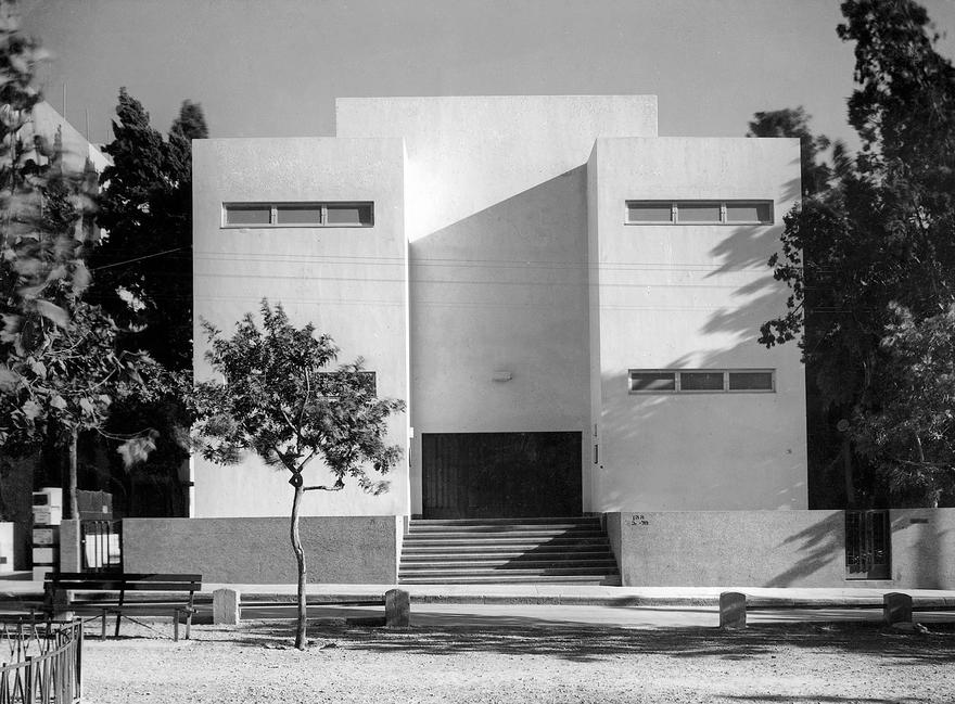 Tel Aviv Musuem at Dizengoff House following its renovation, 1936