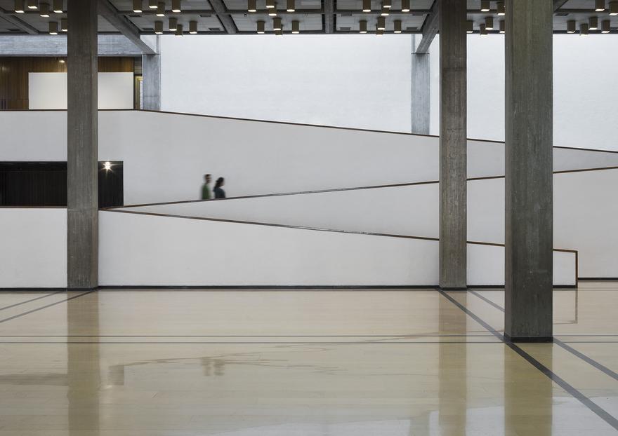 הבניין הראשי, מבט על הרמפה ממבואת הכניסה, 2019