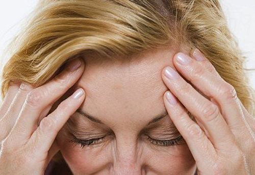 Kvinna med spänningshuvudvärk behöver en bettskena