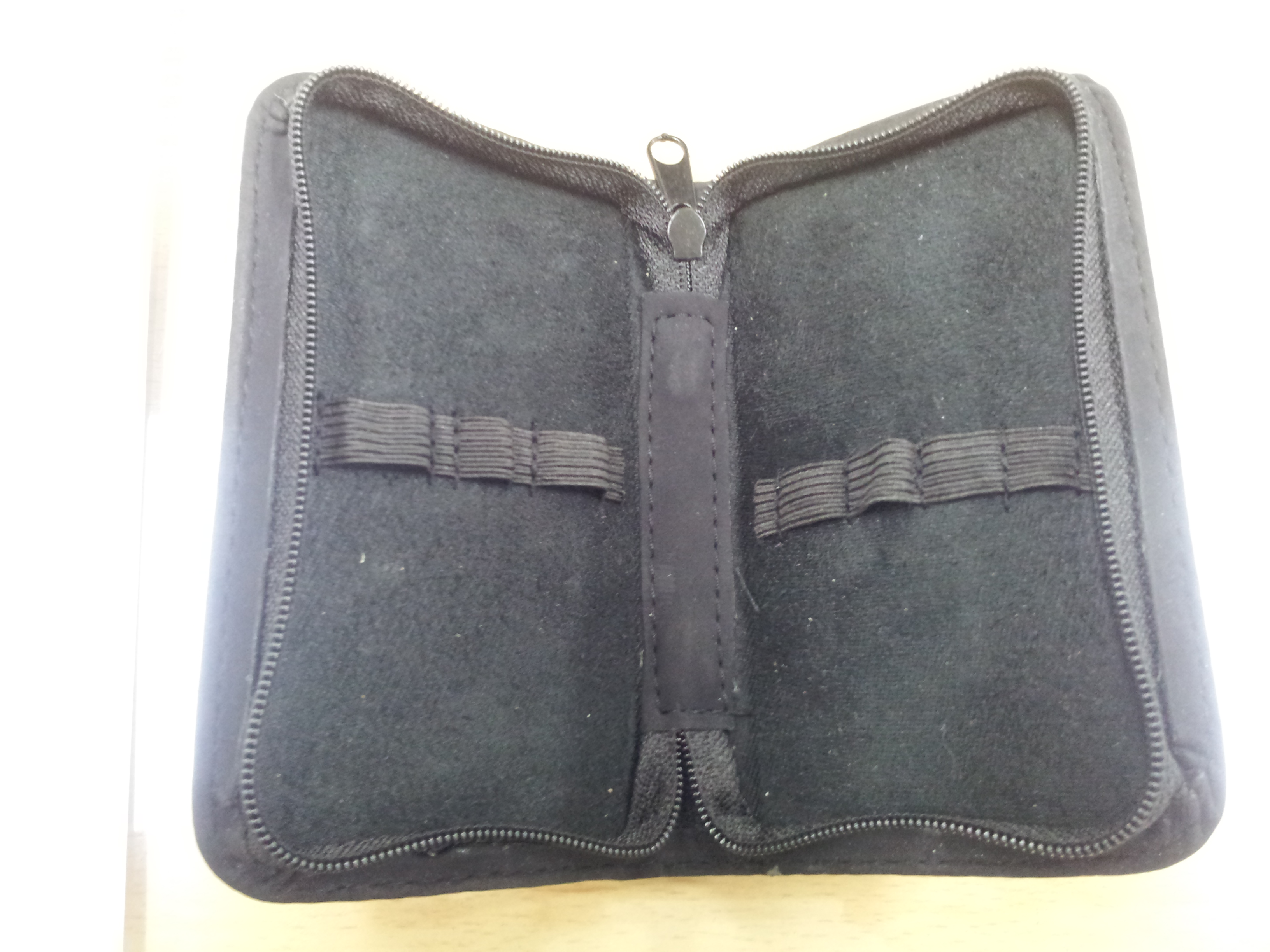 Case with outer surface of polyvinylchloride; 손톱깎기 포장용 케이스(지퍼부착); PR.CHNA