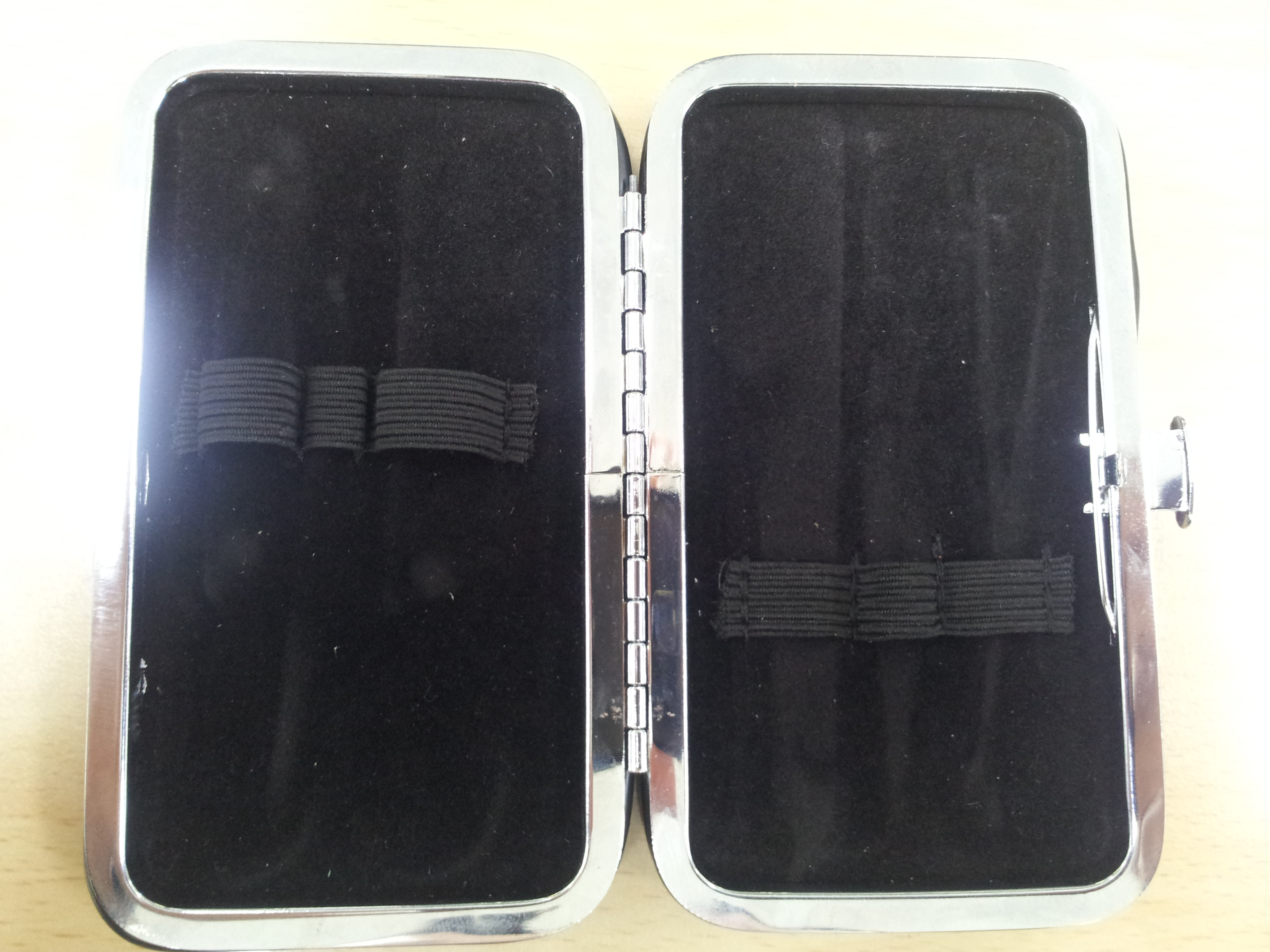 Case with outer surface of polyvinylchloride; 손톱깎기 포장용 케이스(스테인레스 프레임); PR.CHNA