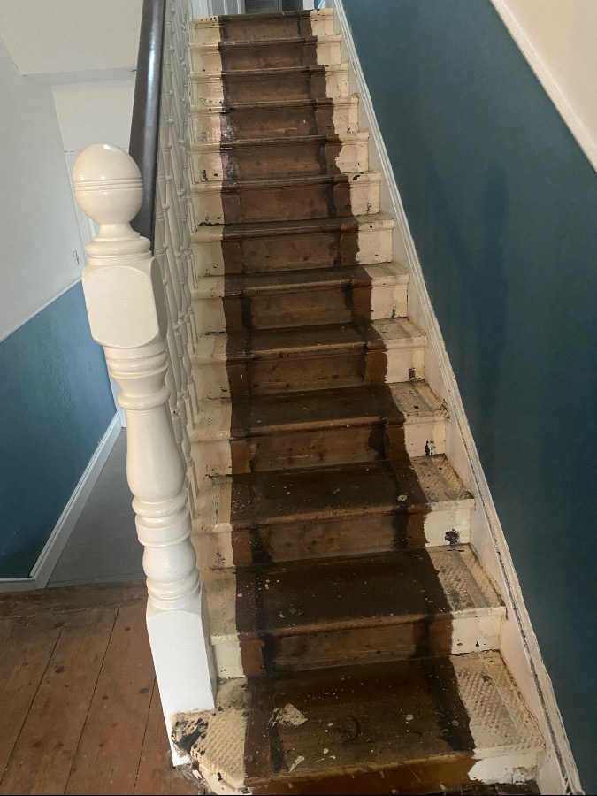 Paint wooden staircase - €25