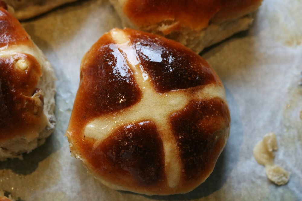 Англійські пасхальні булочки Hot cross bun