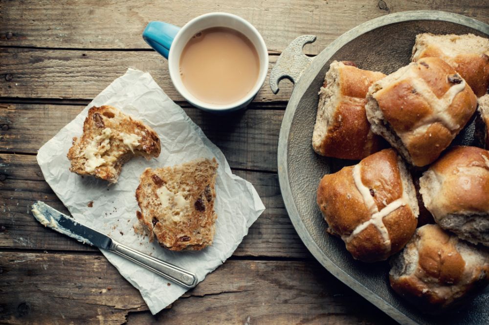 Англійські пасхальні булочки Hot cross bun