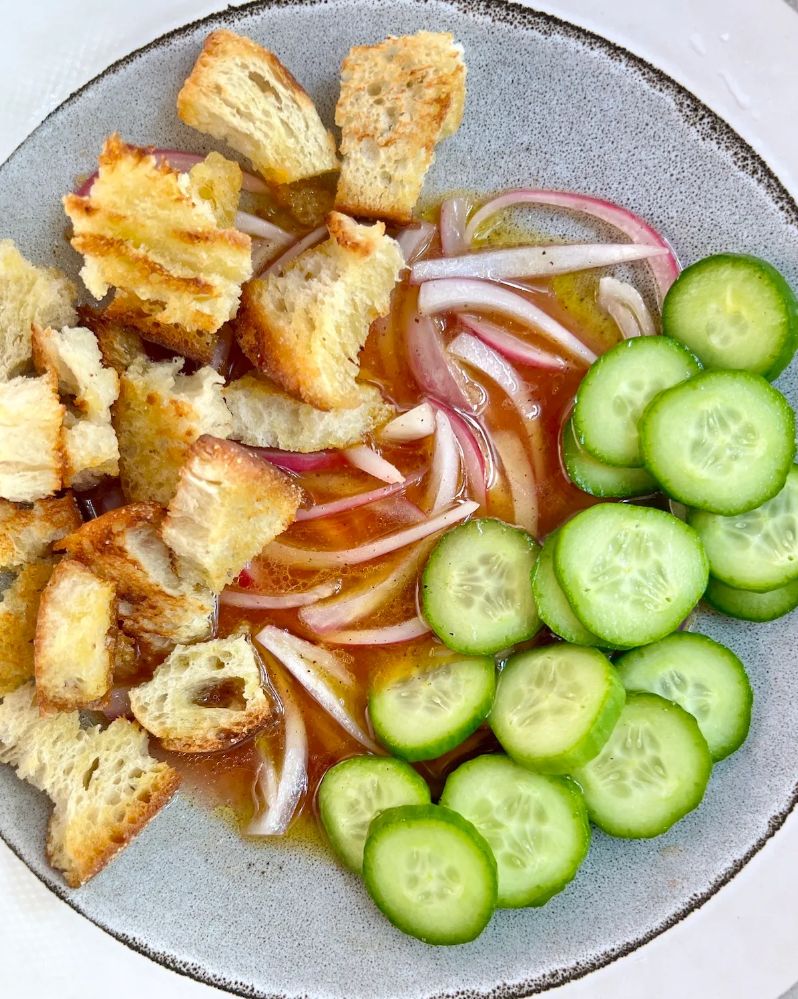Тосканський салат Panzanella з помідорами та хлібом