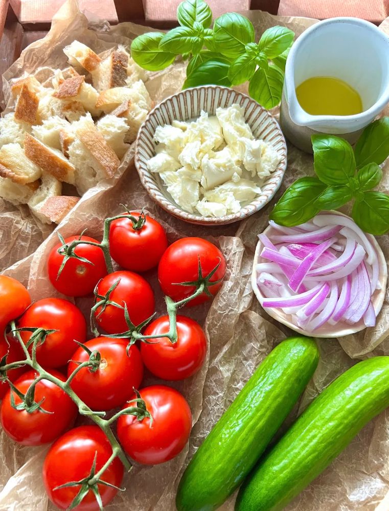 Тосканський салат Panzanella з помідорами та хлібом