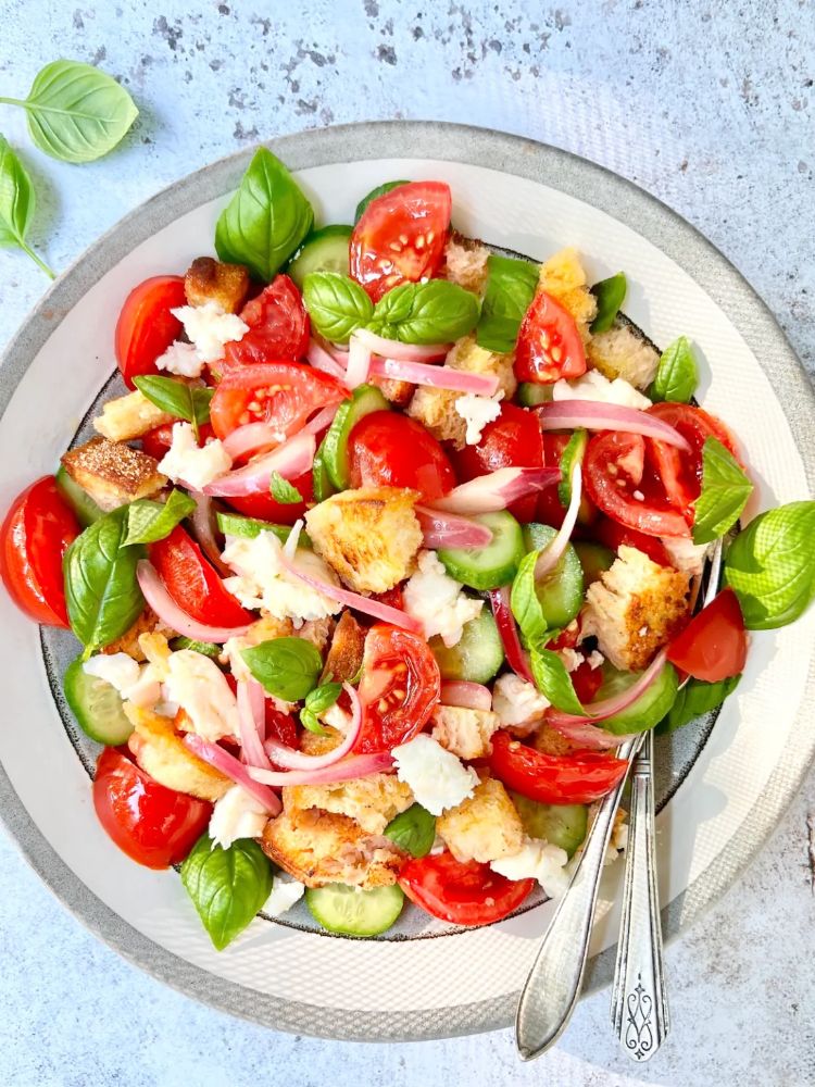 Тосканський салат Panzanella з помідорами та хлібом