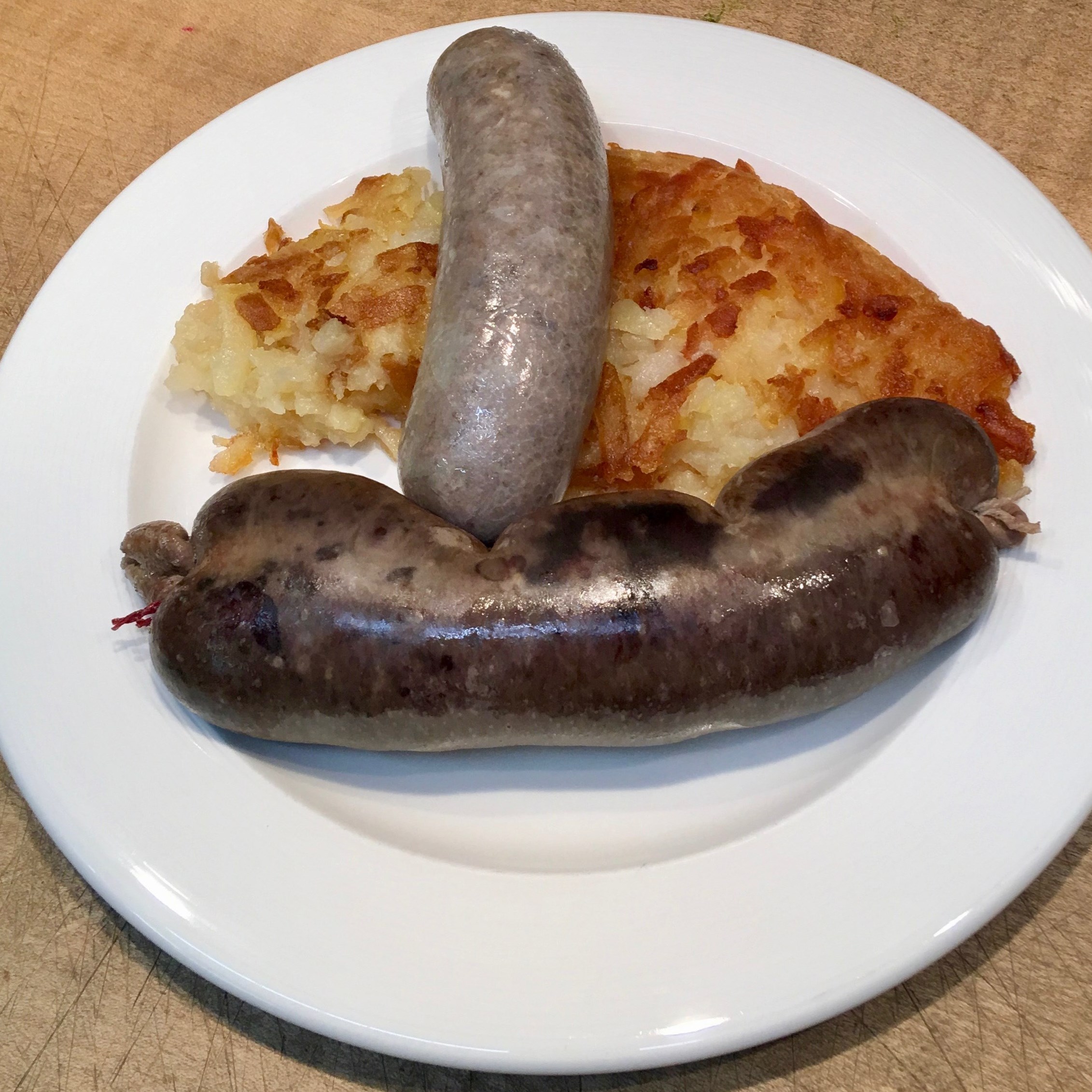 Blutwurst mit Rösti, als Garniur eine Leberwurst