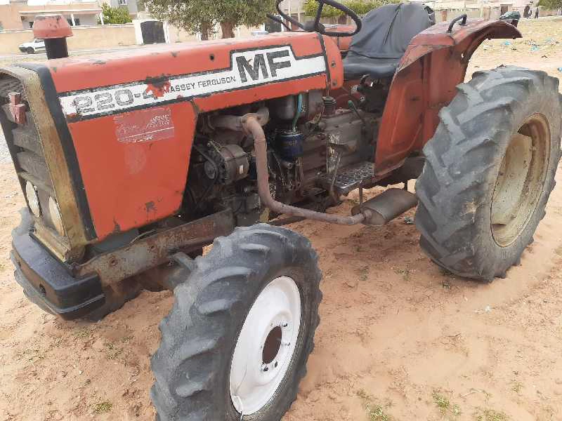 A Vendre Tracteur Massey Ferguson 2 4 A Al Miknassi Sidi Bouzid 9annas Tn Moteur De Recherche Des Petites Annonces