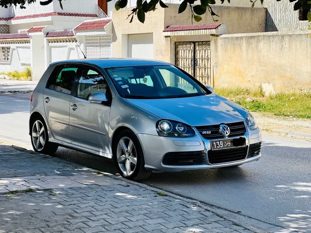 Volkswagen Golf 5 - Essence 6 CV à Ariana 