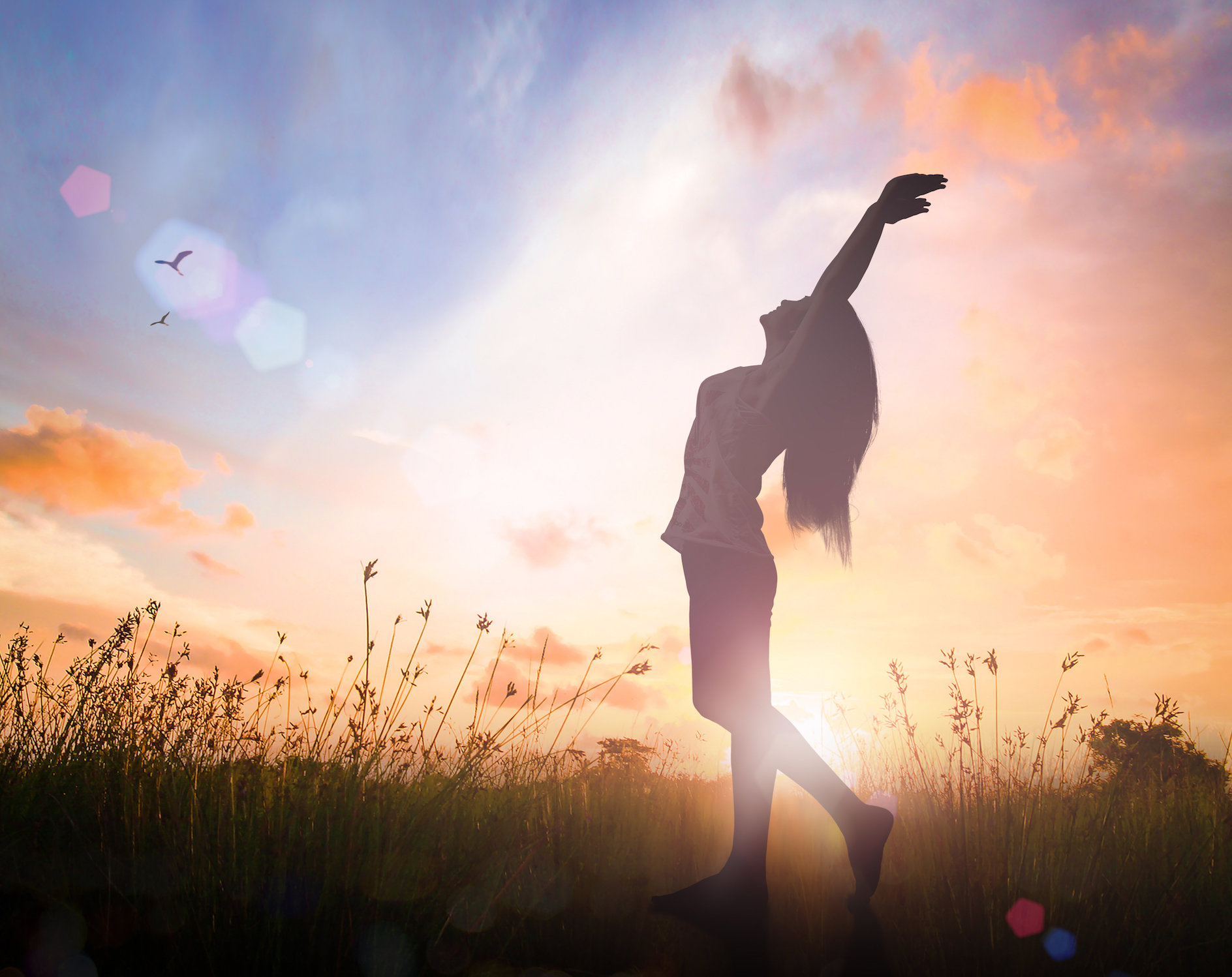 An image of a woman looking up to illustrate how gratitude helps your brain.