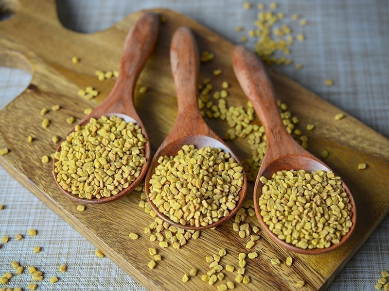 Methi ke fayde लब बल क लए इन 5 तरक स इसतमल कर मथ दन  Methi  Fenugreek Seeds for hair growth in hindi  TheHealthSitecom हद