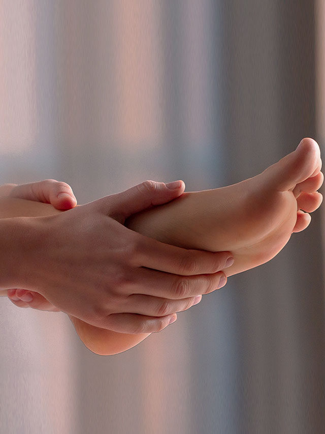 10 Simple Home Remedies For Cracked Heels