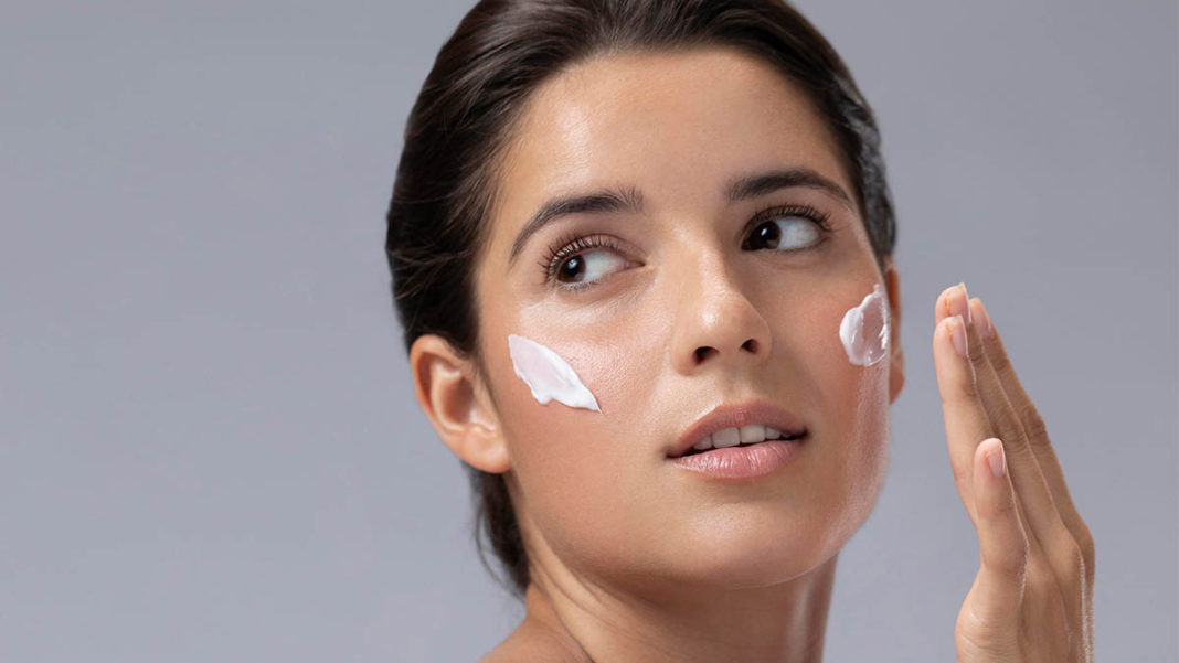 Budget Shopper: 11 Halke & Hydrating Moisturisers Under Rs 500 For Oily Skin